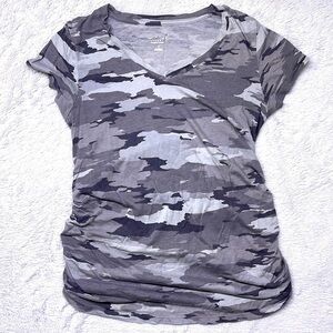 🟢 3/$15 Isabel Maternity Short Sleeve Shirred V-Neck Camo Print size Small